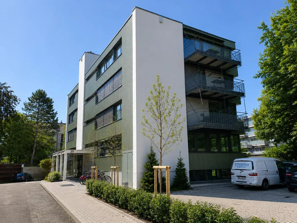 Grosszügiger Lagerraum mit Warenlift