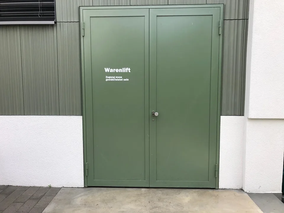 Grosszügiger Lagerraum mit Warenlift
