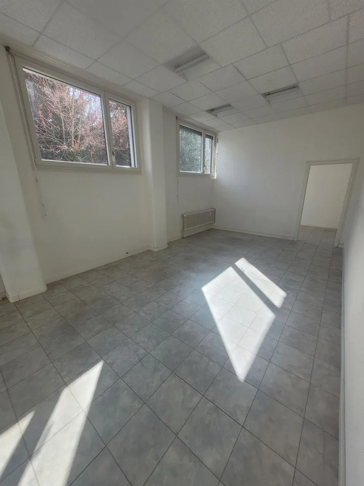 Attraktive Gewerbefläche im EG – ideal für Verkauf, Büro oder Showroom