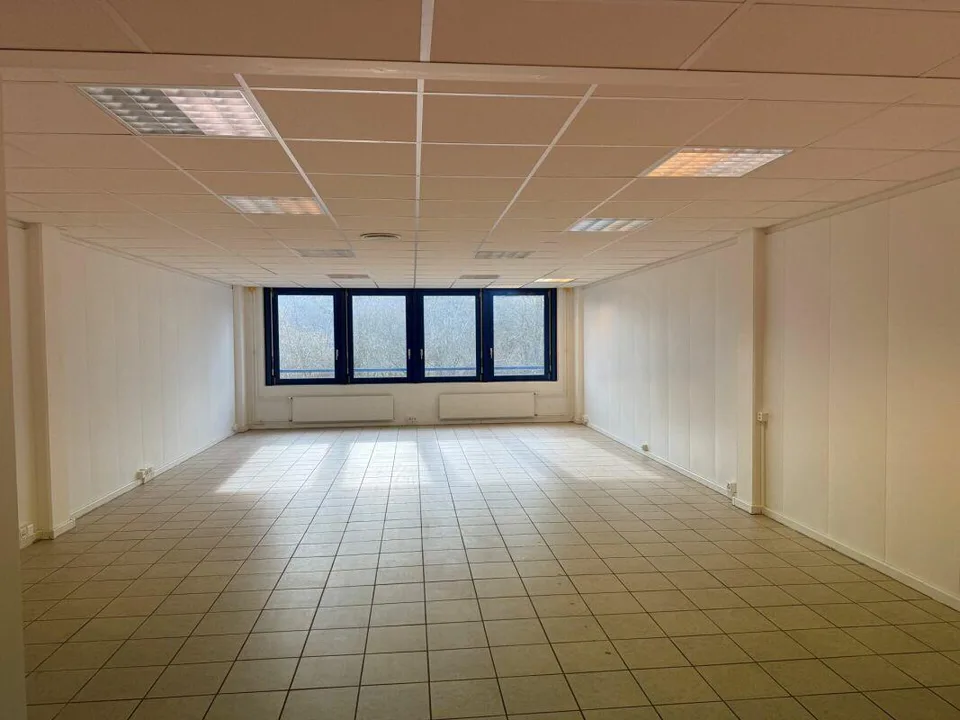 Surface commerciale à louer - 68 m²