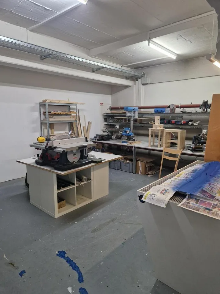 IN DIREKTER BAHNHOFSNÄHE VERMIETEN WIR DIESE BÜRO-/GEWERBEFLÄCHE