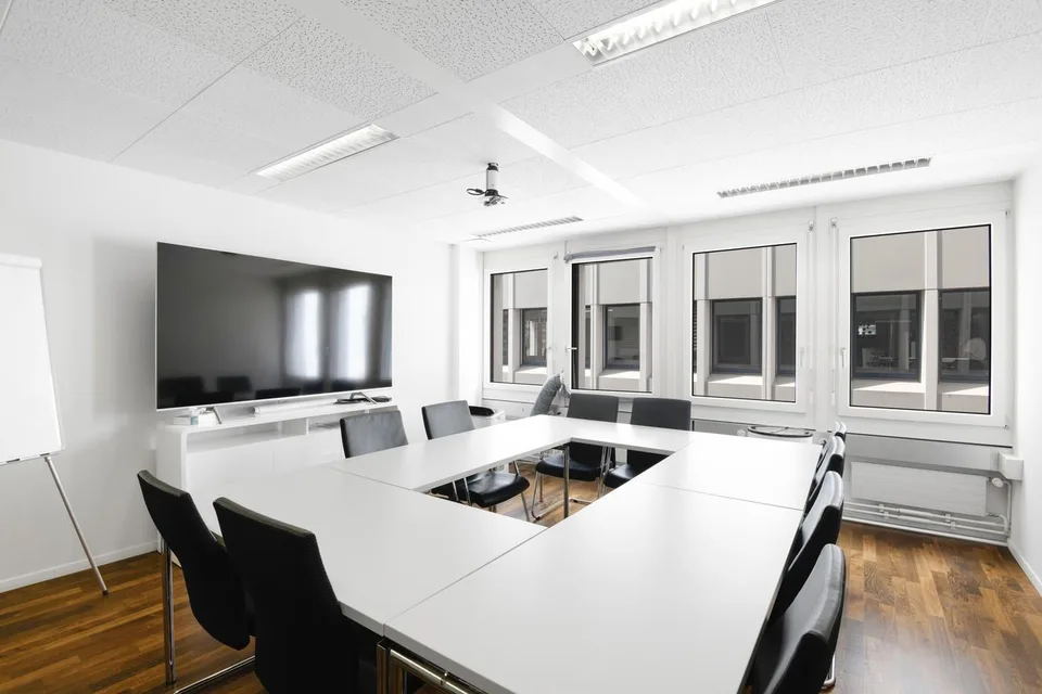 Anschluss an das OeV- und Strassennetz: 698 m2 ausgebaute Bürofläche – photo 6 sur 9