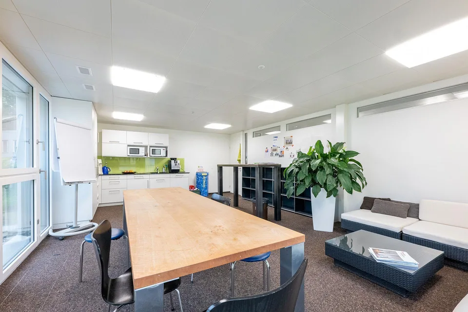 Moderne und helle Büro- oder Praxisräume im Herzen von Brunnen – Foto 9 von 10