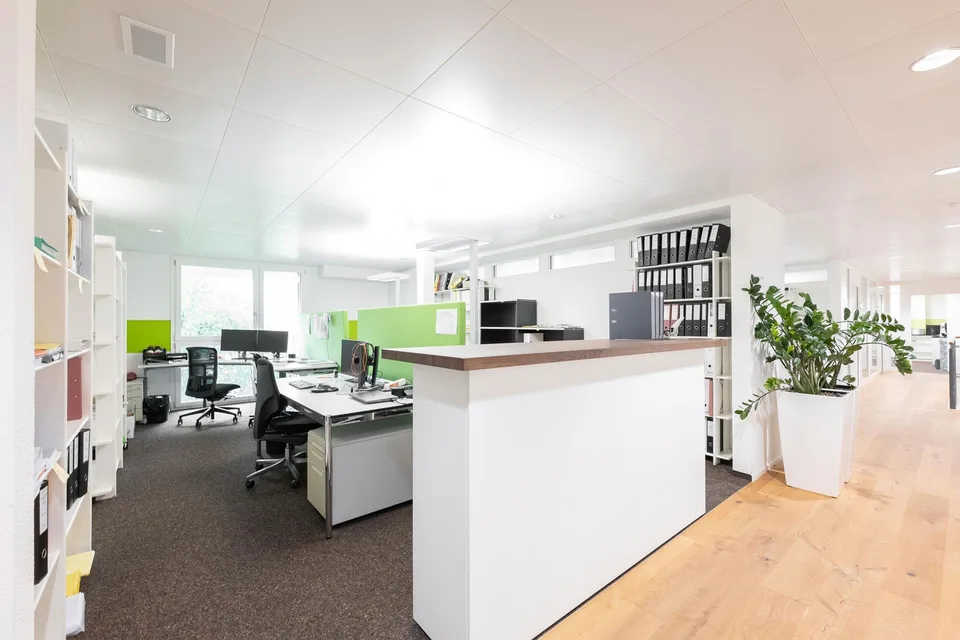 Moderne und helle Büro- oder Praxisräume im Herzen von Brunnen