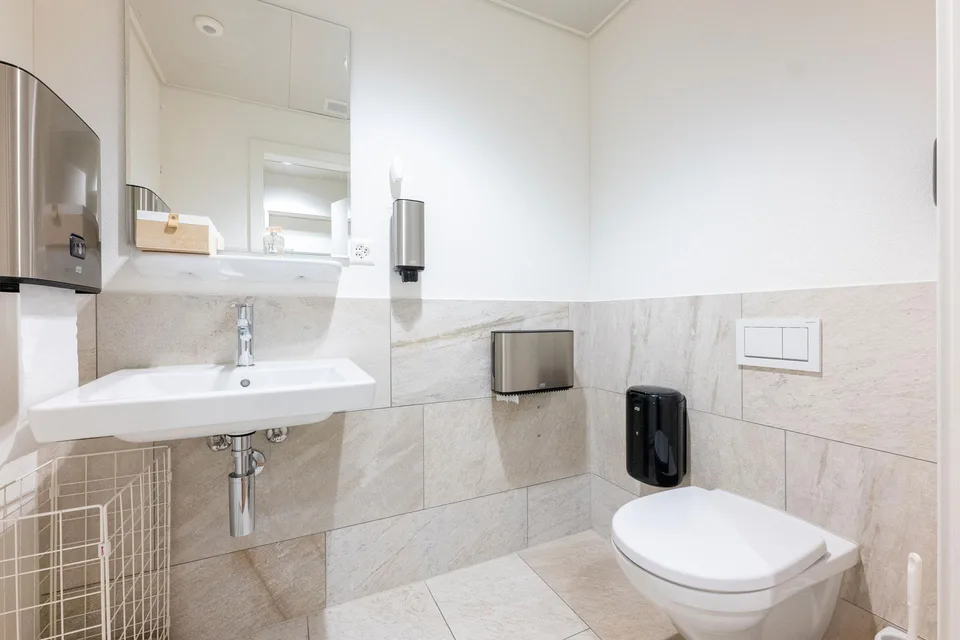 Moderne und helle Büro- oder Praxisräume im Herzen von Brunnen – Foto 7 von 10