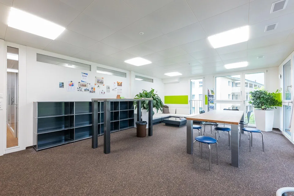 Moderne und helle Büro- oder Praxisräume im Herzen von Brunnen – Foto 6 von 10