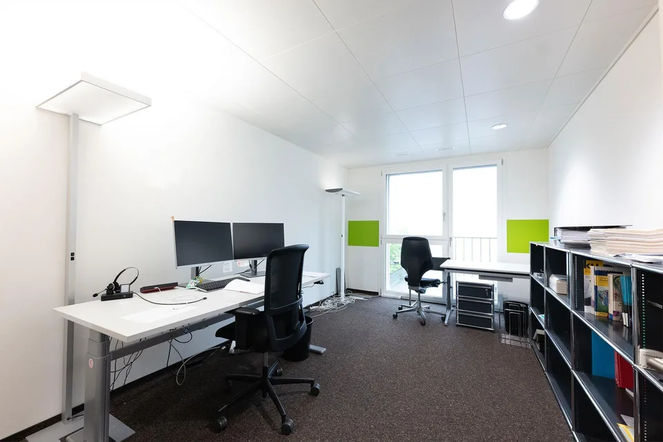 Moderne und helle Büro- oder Praxisräume im Herzen von Brunnen – Foto 8 von 10