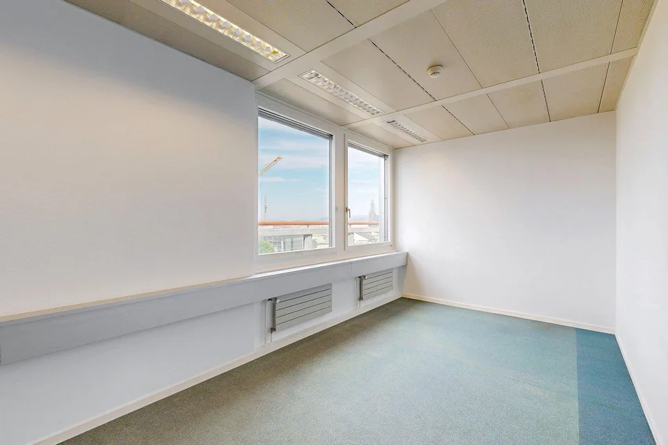 Lichtdurchflutet und zentral - Büro mit grosszügiger Dachterrasse b...