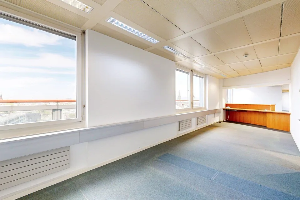 Lichtdurchflutet und zentral - Büro mit grosszügiger Dachterrasse b...