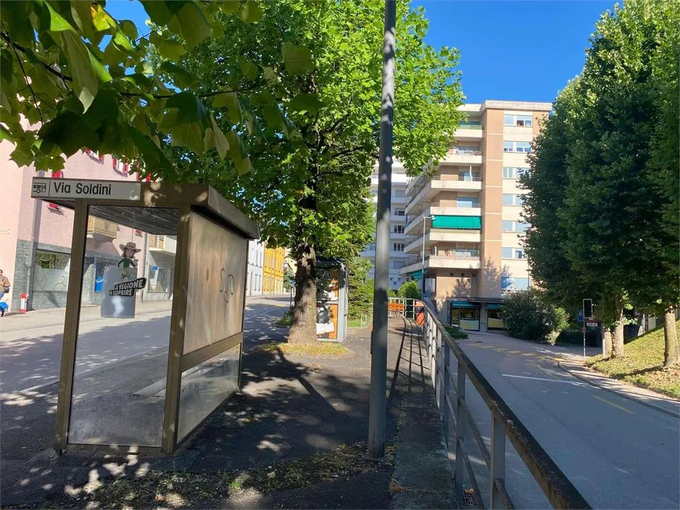 Chiasso locale commerciale/negozio, con vetrina