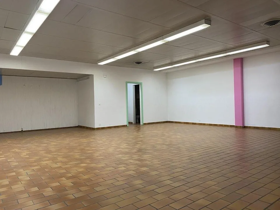 Local commercial situé dans le Centre Commercial de Montolieu