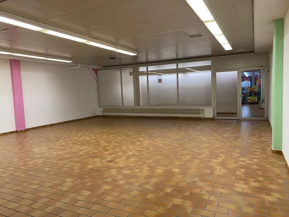 Local commercial situé dans le Centre Commercial de Montolieu