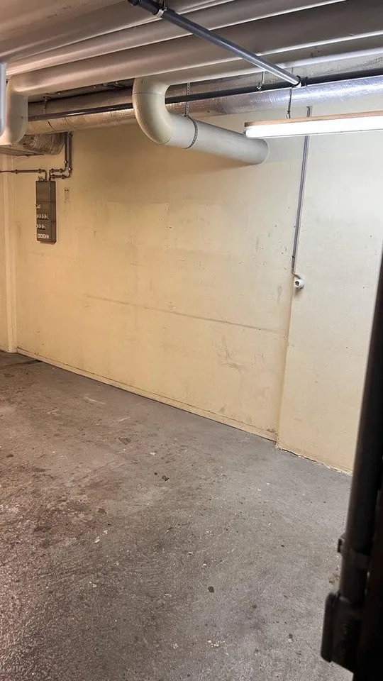 Dépôt de 5 a 27m2 sous-sol accès en voiture et place de livraison
