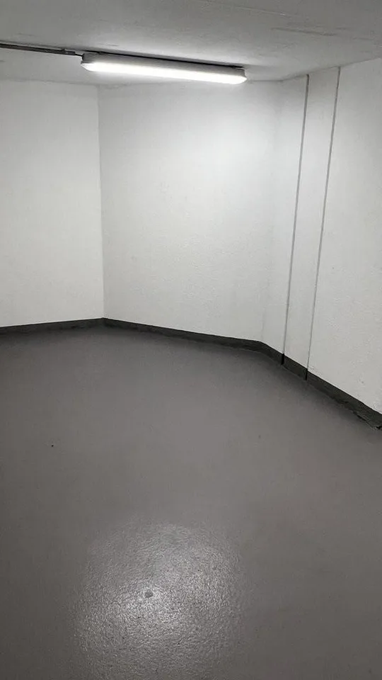 Dépôt de 5 a 27m2 sous-sol accès en voiture et place de livraison