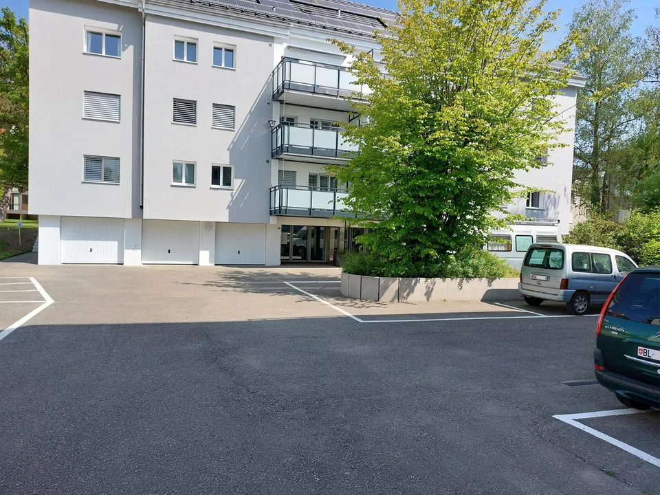 Motorradplätze im Zentrum von Oberwil zu vermieten!