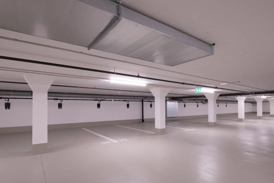 Place de parc intérieure pour voiture électrique