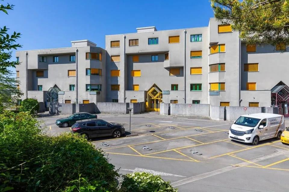 Local scolaire au centre-ville de Nyon à proximité de la gare CFF