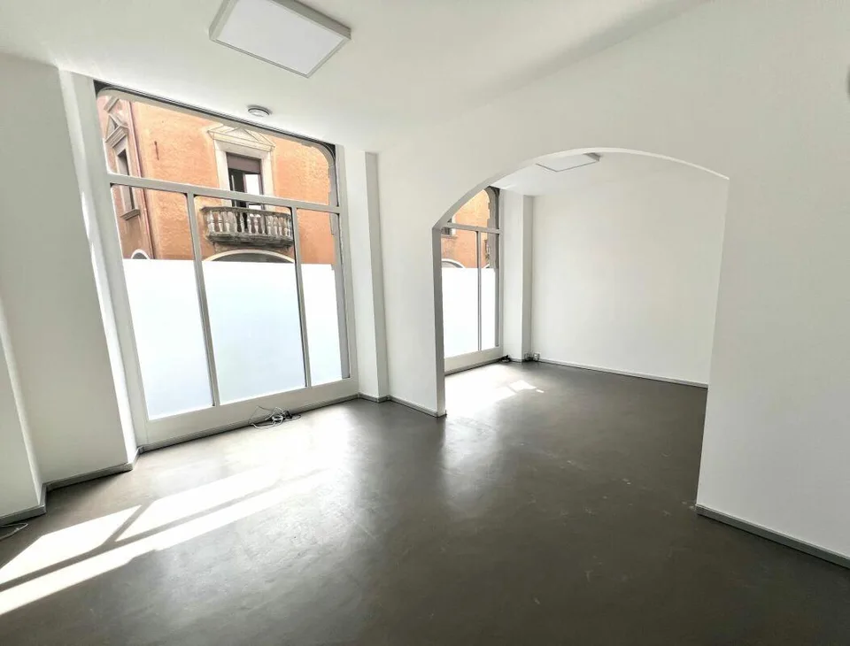 Ufficio con vetrine in centro città