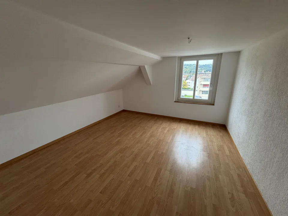 Geräumige Dachwohnung an zentraler Lage
