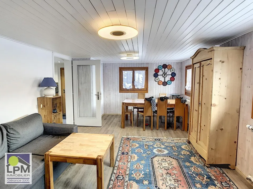 Chalet avec cachet à louer à l'année en residence secondaire