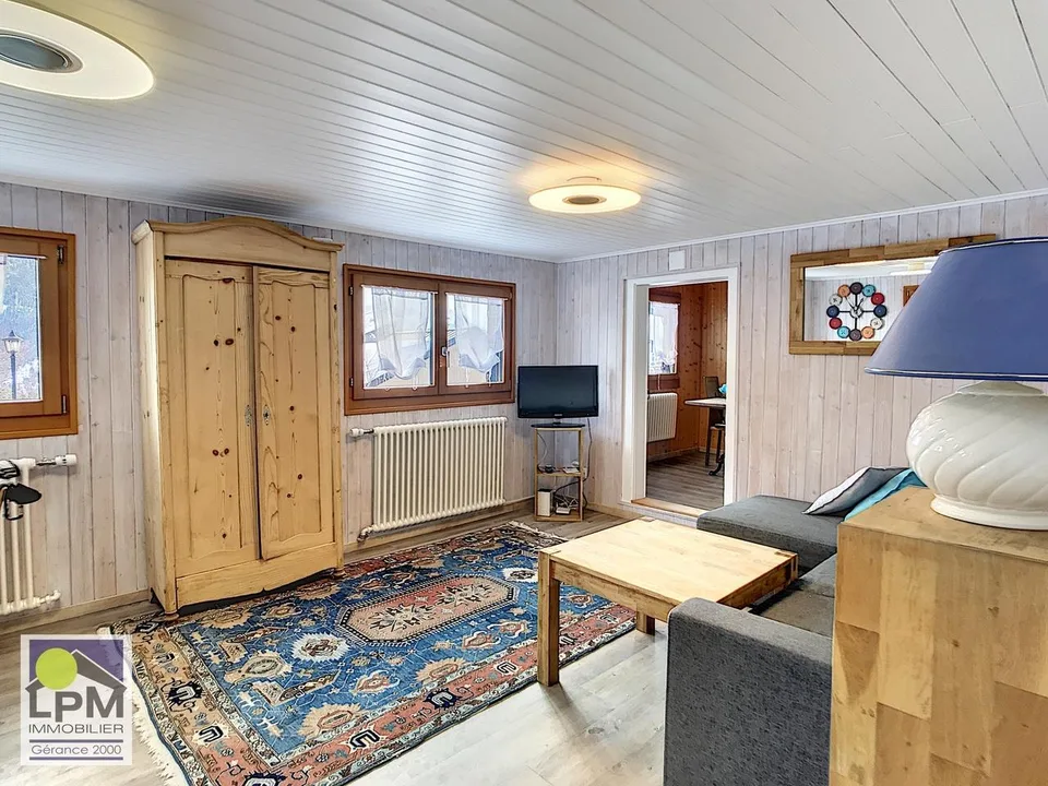 Chalet avec cachet à louer à l'année en residence secondaire