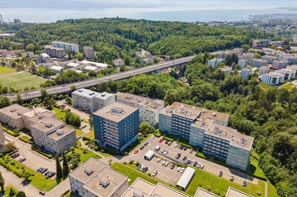 Cherchez-vous un parking intérieur proche du Chuv et de l'autoroute ?