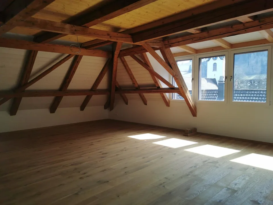 Charmante 3.5 - Dachwohnung in Brunnadern - 1. Monatsmiete geschenkt!