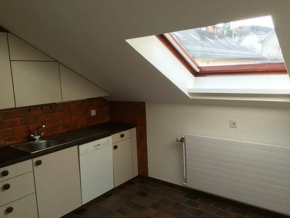 Gemütliche 3.5-Zimmer-Dachgeschosswohnung nahe Stadtzentrum – photo 9 sur 10