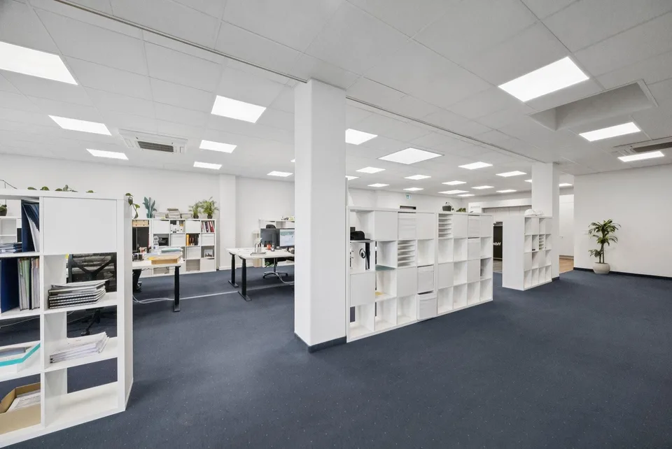 Ausgebaute Bürofläche mit Zugang zum Warenlift