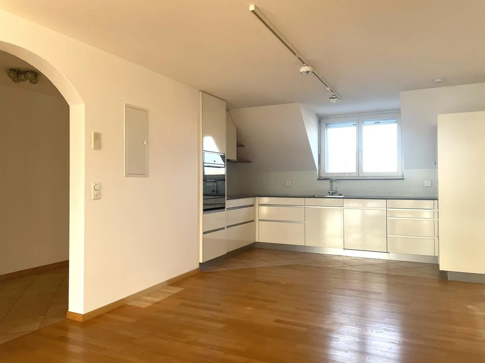 Ruhige, sonnige 4 1/2 Zimmer Maisonettewohnung 120 m2 inkl. Garage