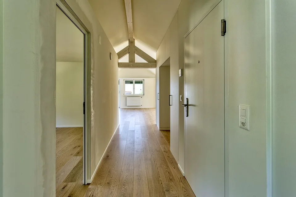 Schöne Dachwohnung in 4-Familienhaus