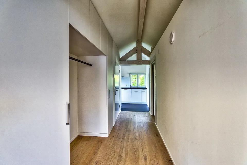 Schöne Dachwohnung in 4-Familienhaus