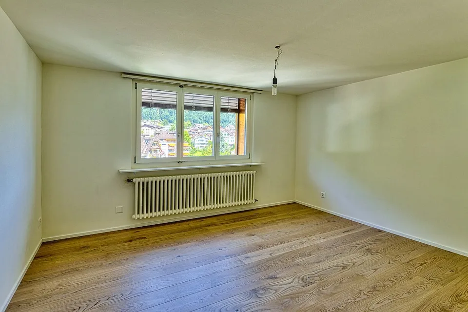 Schöne Dachwohnung in 4-Familienhaus