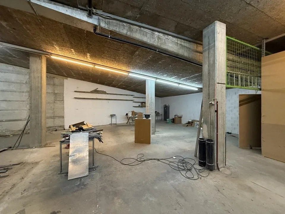Dépôt spacieux de 620m2 idéalement situé à Clarens !