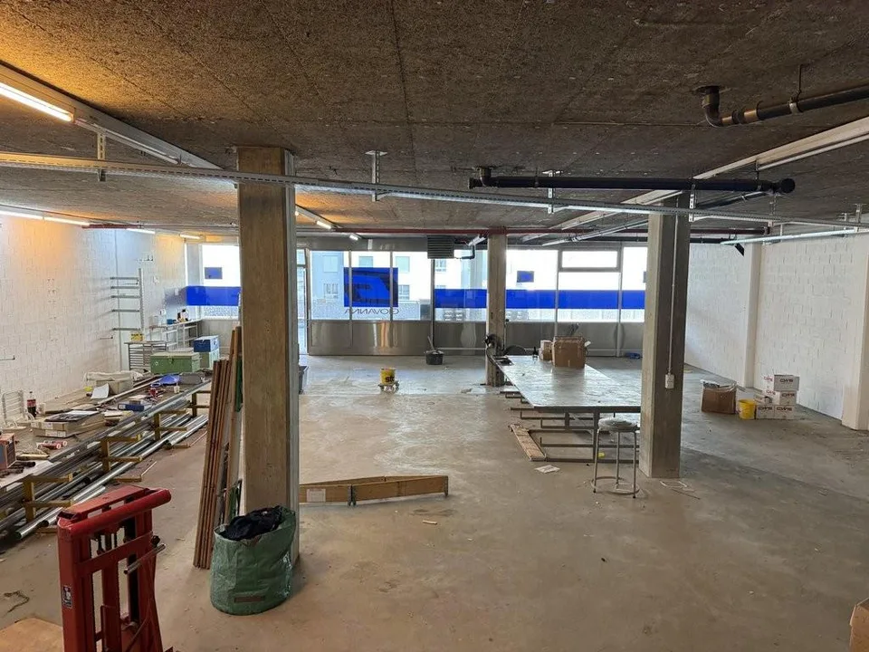 Dépôt spacieux de 620m2 idéalement situé à Clarens !