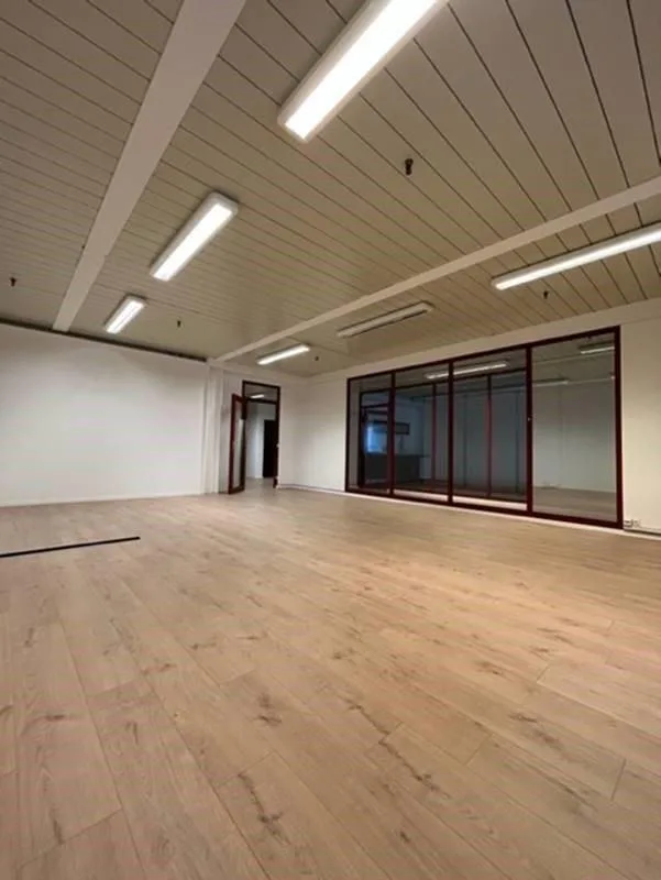 Vos nouveaux bureaux proche de l'autoroute ! – photo 7 of 11