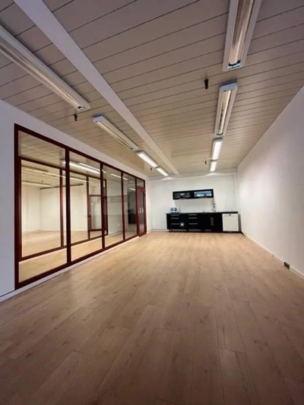 Vos nouveaux bureaux proche de l'autoroute !