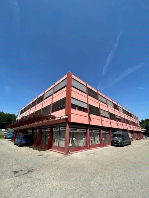 Vos nouveaux bureaux proche de l'autoroute !