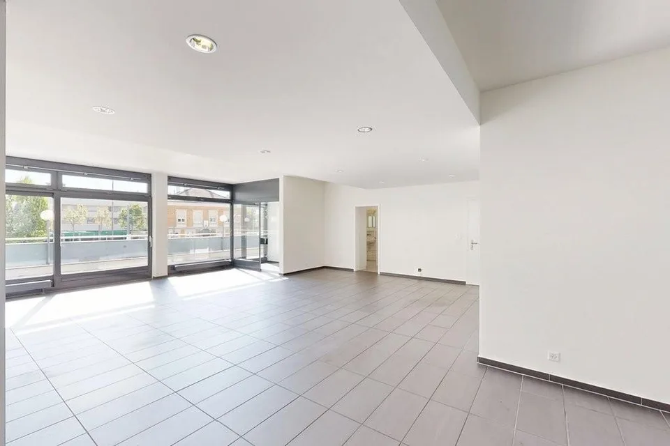 Attraktive Büro-/Ladenfläche im Erdgeschoss mit Terrasse und Lagerraum