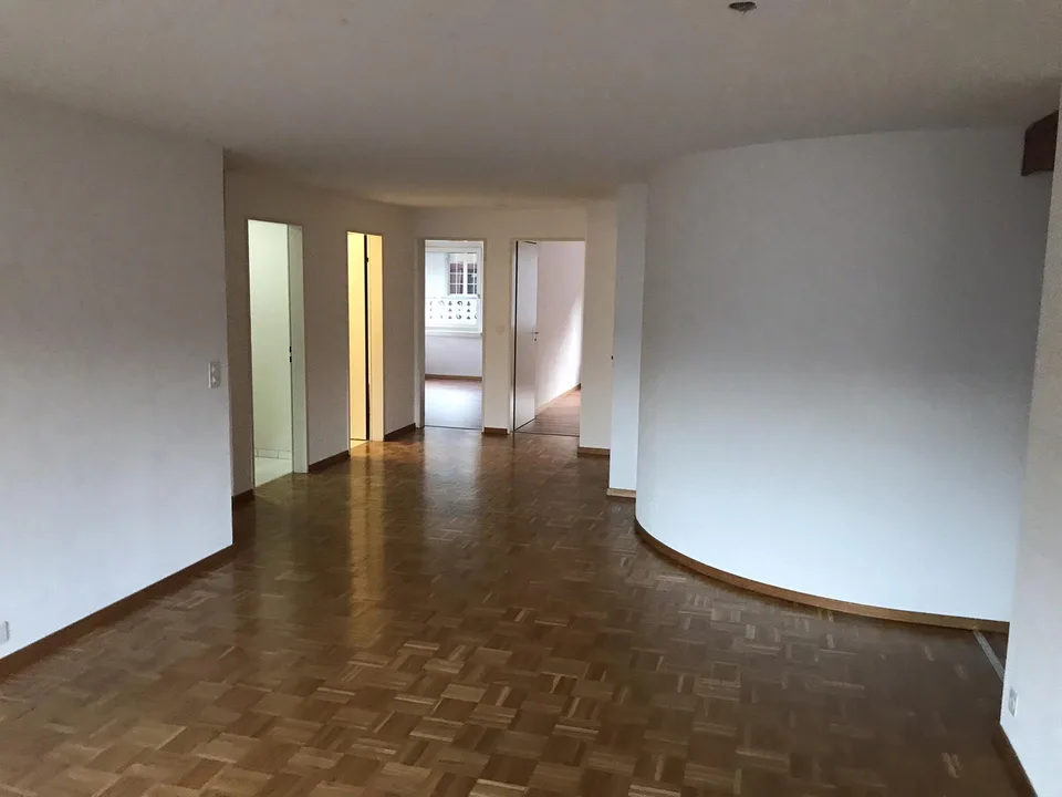 Grosse 6.5 Zimmerwohnung in super Zustand mit 2 Balkonen