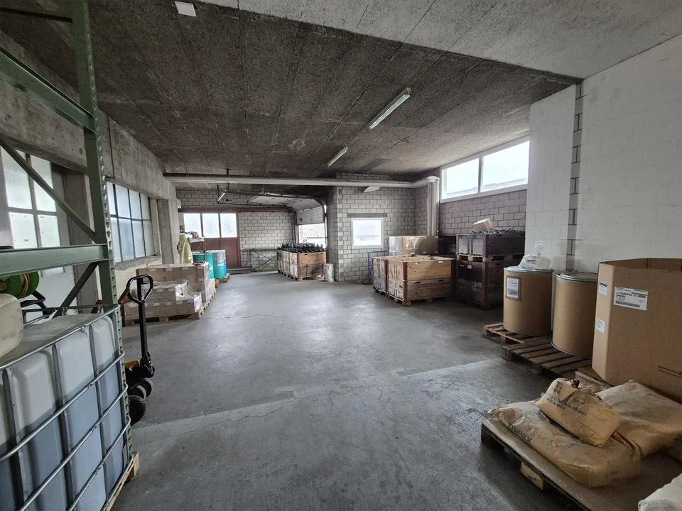 Büro und Lagerhalle