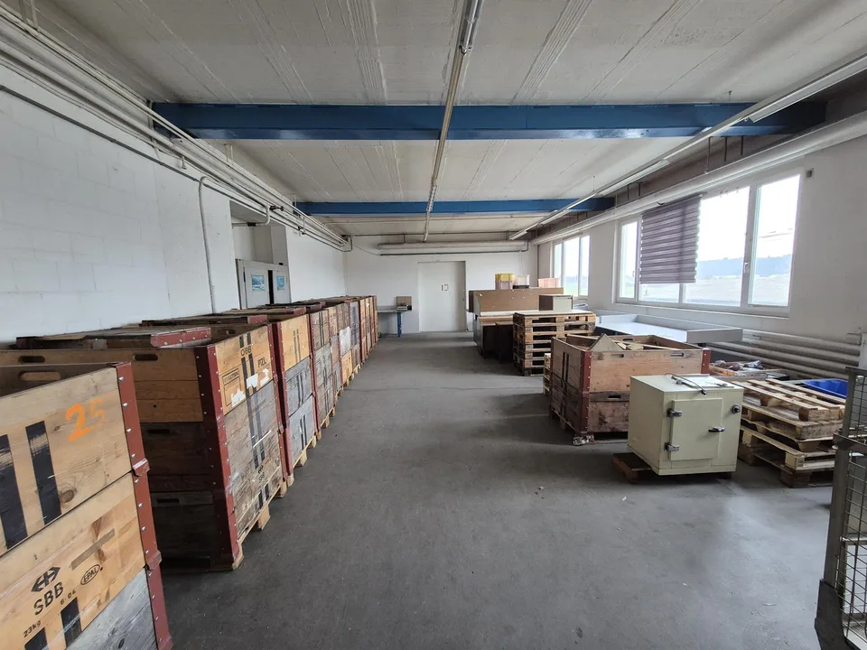 Büro und Lagerhalle