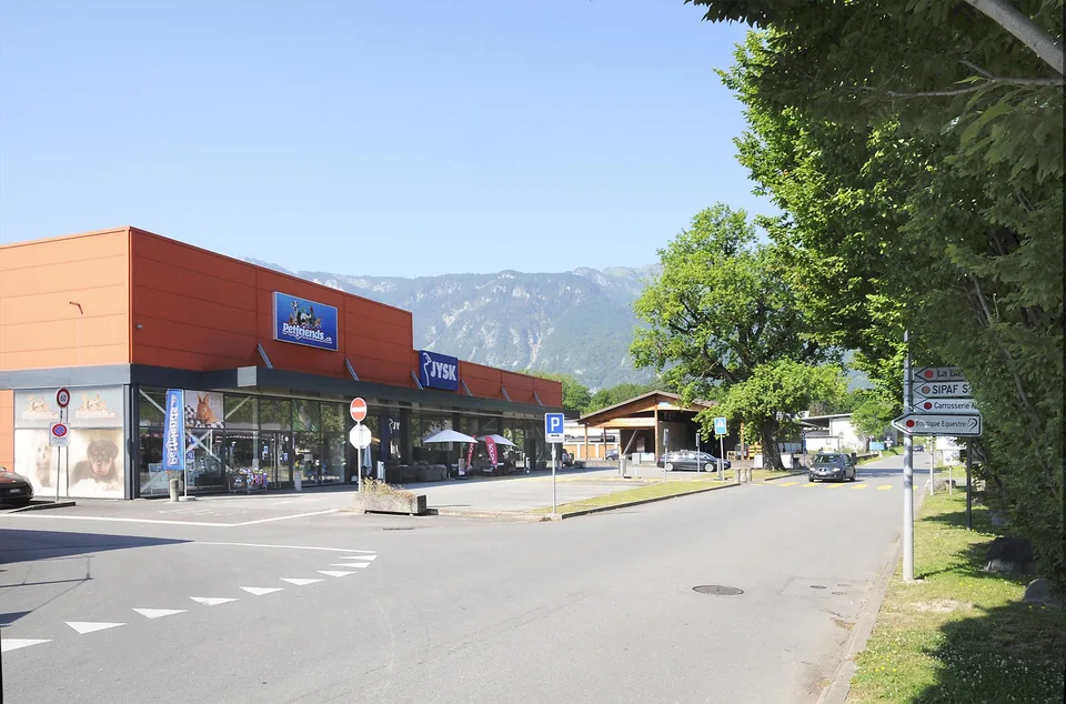Belle surface au coeur de la zone commerciale d'Aigle