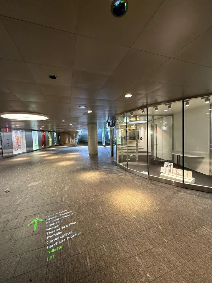 Grosser Verkaufsraum an der Brühltor-Passage