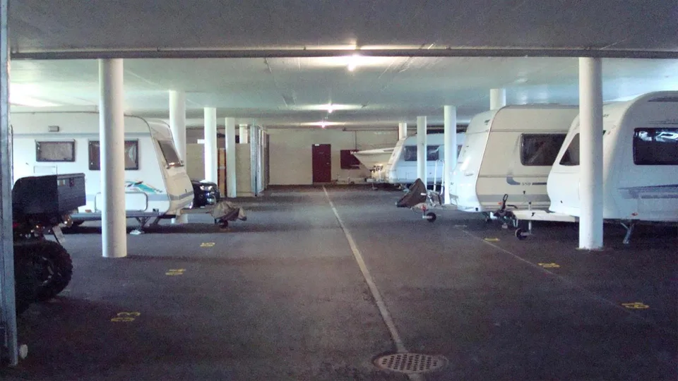 Tiefgaragenplätze oder Abstellplätze zu vermieten