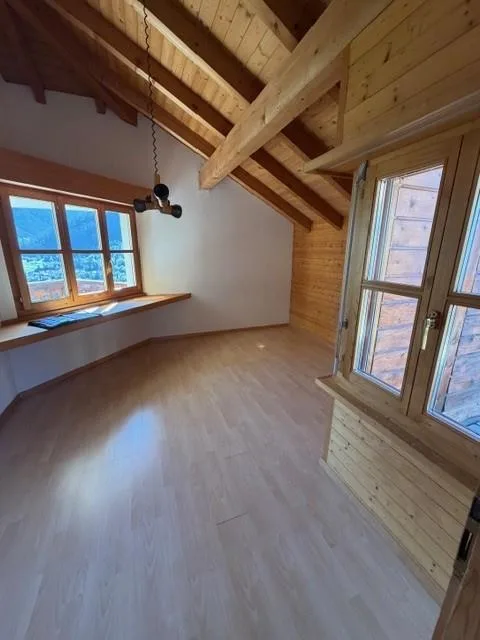 3.5 Zimmer-Dachwohnung mit wunderbarer Sicht auf Thusis zu vermieten