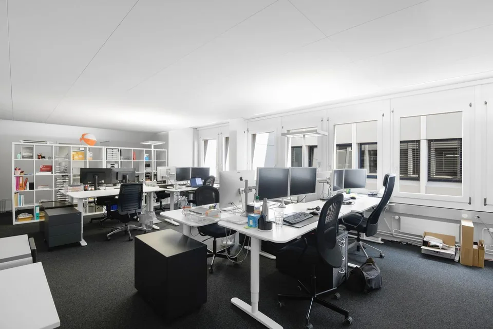 Anschluss an das OeV- und Strassennetz: 332 m2 ausgebaute Bürofläche