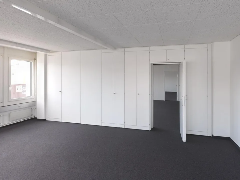 Perfekter Anschluss an das öV- und Strassennetz: 166 m2 Büroraum