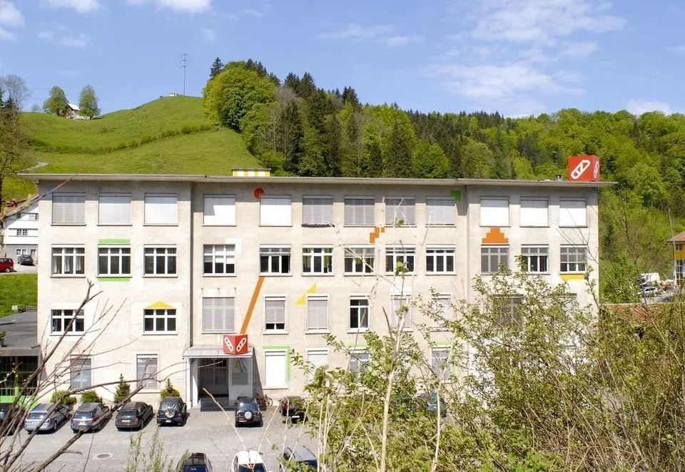 Gewerberäume (157 - 658 m2) mit guter Zufahrt und genügend PP