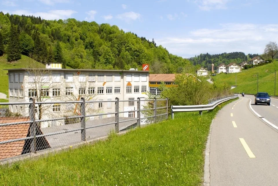 Gewerberäume (157 - 658 m2) mit guter Zufahrt und genügend PP